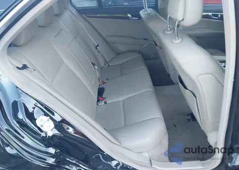 2010 Mercedes-Benz C 300 Luxury/Sport z USA, uszkodzony, nr VIN WDDGF5EB9AR102405